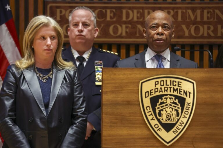 Search continues for gunmen after 3 killed in New York city nightclub shooting.