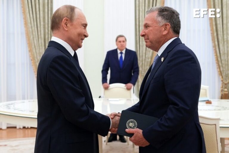 Russian President Vladimir Putin (L) and U.S. Special Envoy for the Middle East Steve Witkoff shake hands before a meeting at the Kremlin in Moscow, Russia, 06 August 2025. (Rusia, Moscú) EFE/EPA/GAVRIIL GRIGOROV / SPUTNIK / KREMLIN POOL