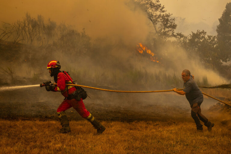 1,300 military personnel to fight forest fires in Spain.