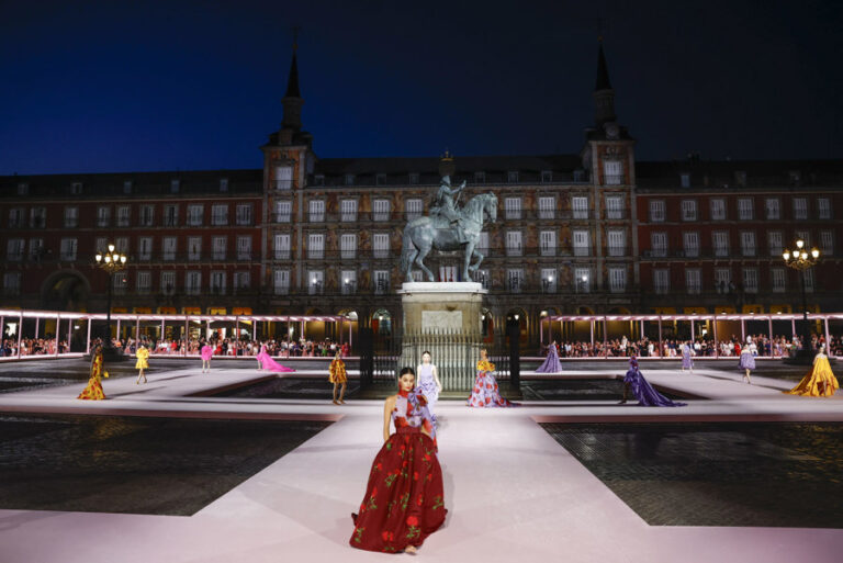 Carolina Herrera show turns Madrid into a global stage for fashion, music, and cinema. Carolina Herrera show turns Madrid into a global stage for fashion, music, and cinema.