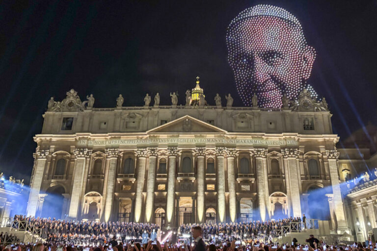 Karol G brought her voice to St. Peter’s Square! Karol G brought her voice to St. Peter’s Square!