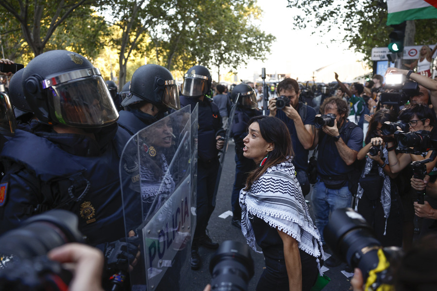 Pro-Palestinian protesters cut off the cyclists' route on the Paseo del Prado during the final stage of the Vuelta a España race between the Madrid towns of Alalpardo and Madrid, Sep. 14, 2025. EFE/Rodrigo Jiménez