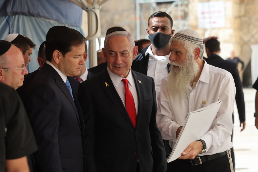 US Secretary of State Marco Rubio (C L) and Israeli Prime Minister Benjamin Netanyahu (C R) visit the Western Wall in the Old City of Jerusalem, 14 September 2025. EFE/EPA/ABIR SULTAN