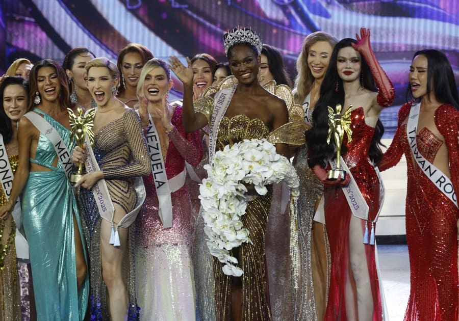 Transgender contestant Midori Monet of US (C) reacts after being crowned the winner next to runner-up Olivia Lauren of Cuba (C-L) and second runner-up Ha Tam Nhu of Vietnam (C-R) during the Miss International Queen 2025 transgender beauty contest at Tiffany's Show Theatre in Pattaya, Thailand. September 20, 2025. EFE/EPA/NARONG SANGNAK