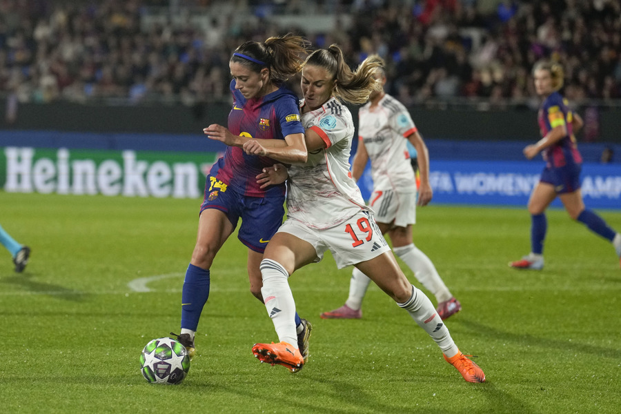 FC Barcelona's Aitana Bonmati (L) in action against Bayern Munich's Kathleen Krüger during a UEFA Champions League soccer match between FC Barcelona and Bayern Munich in Barcelona, Spain. October 07, 2025. EFE/ Alejandro Garcia