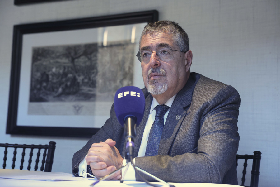 FILE). Guatemalan President Bernardo Arévalo de León was interviewed by EFE in Brussels. October 09, 2025. EFE/Olatz Castrillo