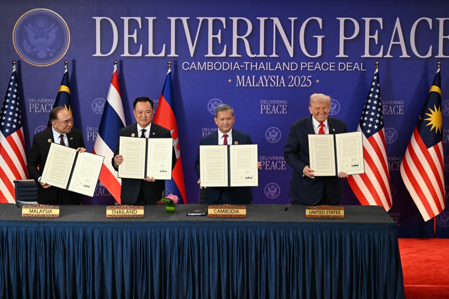 (L-R) Malaysia's Prime Minister Anwar Ibrahim, Thailand's Prime Minister Anutin Charnvirakul, Cambodia's Prime Minister Hun Manet and US President Donald Trump hold up documents after the ceremonial signing of a ceasefire agreement between Thailand and Cambodia on the sidelines of the 47th Association of Southeast Asian Nations (ASEAN) Summit in Kuala Lumpur, Malaysia, 26 October 2025. EFE/EPA/MOHD RASFAN/POOL