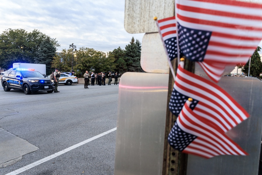 Police officers block street access during a demonstration outside the ICE detention facility in Broadview, Illinois, USA, Oct. 10, 2025. EFE/EPA/CRISTOBAL HERRERA-ULASHKEVICH