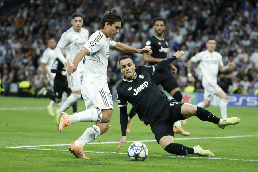 Real Madrid's striker Gonzalo Garcia (L) in action during the UEFA Champions League soccer match between Real Madrid and Juventus FC in Madrid, Spain. October 22, 2025. EFE/Juanjo Martin