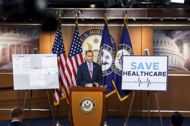 US House Minority Leader Hakeem Jeffries speaks during a press conference at the US Capitol, in Washington DC, USA, 03 October 2025. EFE/EPA/WILL OLIVER EFE/EPA/WILL OLIVER