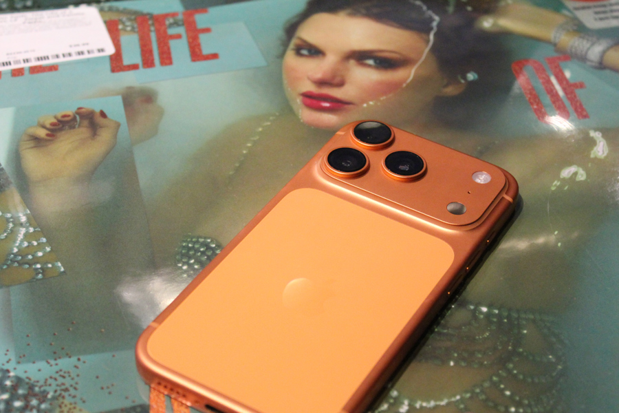 (FILE) - Photo showing a cosmic orange iPhone 17 Pro on a vinyl copy of Taylor Swift's The Life of a Showgirl on Friday in New York (United States). Oct. 3, 2025. EFE/ Sarah Yáñez-Richards
