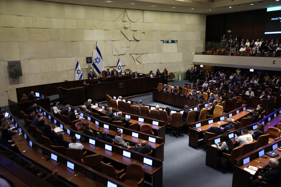 Israeli Prime Minister Benjamin Netanyahu (C) delivers a speech at the opening of the winter session of the Israeli parliament, Knesset, in Jerusalem, 20 October 2025. EFE-EPA/ABIR SULTAN