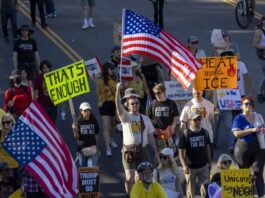 Trump dismisses protests! Protesters march in Los Angeles, California, USA, 18 October 2025. EFE-EPA/JILL CONNELLY