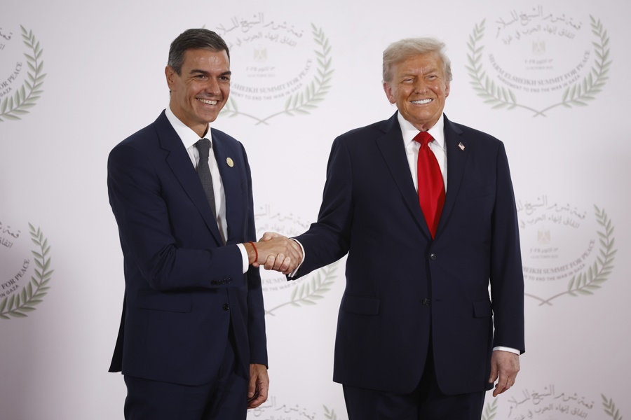 Spanish Prime Minister Pedro Sanchez (L) and and US President Donald Trump shake hands during the greetings ceremony before the family picture at the Gaza Peace Summit in Sharm El-Sheikh, Egypt, Oct. 13, 2025. EFE/EPA/YOAN VALAT / POOL