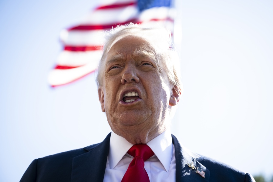 US President Donald Trump speaks to the media on the South Lawn of the White House before boarding Marine One in Washington, DC, USA, 05 October 2025. EFE/EPA/GRAEME SLOAN / POOL