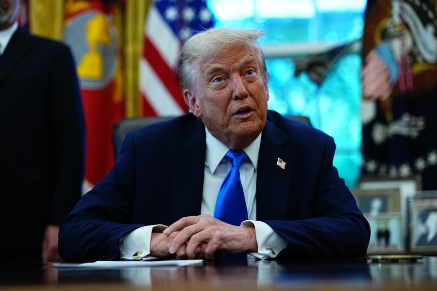 US President Donald J. Trump speaks to the media in the Oval Office of the White House in Washington, DC, USA, 19 September 2025. EFE-EPA/Aaron Schwartz / POOL/FILE