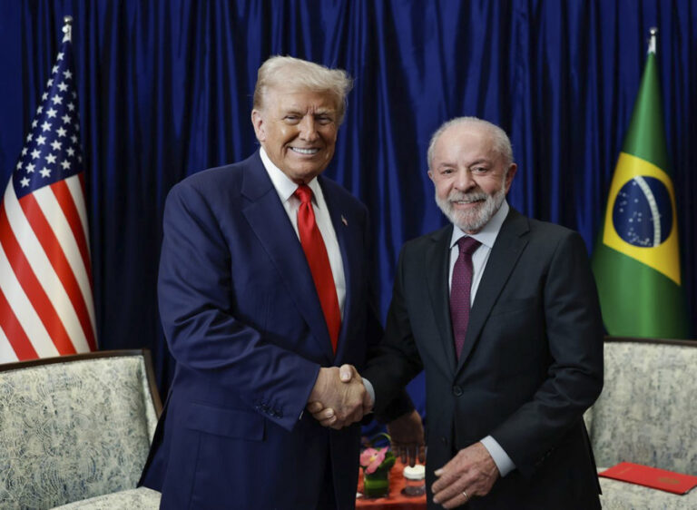 Brazilian President Luiz Inácio Lula da Silva (right) during a meeting with United States President Donald Trump at the 47th Association of Southeast Asian Nations (ASEAN) Summit held this Sunday in Kuala Lumpur, Malaysia. EFE/Ricardo Stuckert/Brazilian Presidency