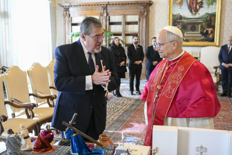 The Pope meets with Arévalo de León to discuss the fight against poverty and crime. The Pope meets with Arévalo de León to discuss the fight against poverty and crime.
