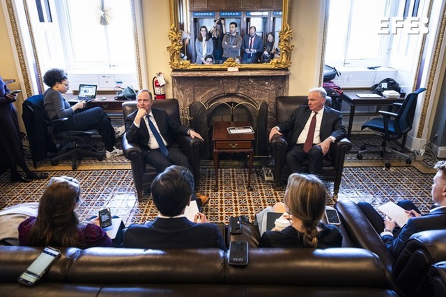 US Senate rejects move to block potential military action against Venezuela! Democratic Senators Tim Kaine (R) from Virginia and Adam Schiff (L) from California speak to reporters about the ongoing US military buildup outside Venezuela in the US Capitol in Washington, DC, USA, 06 November 2025. EFE/EPA/JIM LO SCALZO