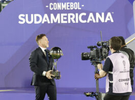 Lanús wins Second Copa Sudamericana! Conmebol president Alejandro Domínguez carries the championship trophy for Lanús after winning the Copa Sudamericana on Saturday against Atlético Mineiro at the Defensores del Chaco stadium in Asunción (Paraguay). Nov. 22, 2025. EFE/ Mauricio Dueñas Castañeda