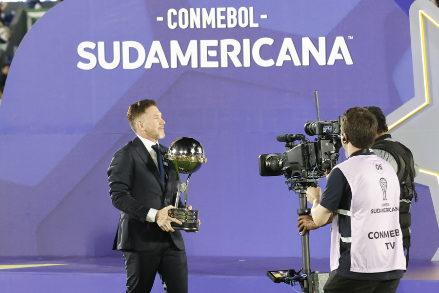 Conmebol president Alejandro Domínguez carries the championship trophy for Lanús after winning the Copa Sudamericana on Saturday against Atlético Mineiro at the Defensores del Chaco stadium in Asunción (Paraguay). Nov. 22, 2025. EFE/ Mauricio Dueñas Castañeda