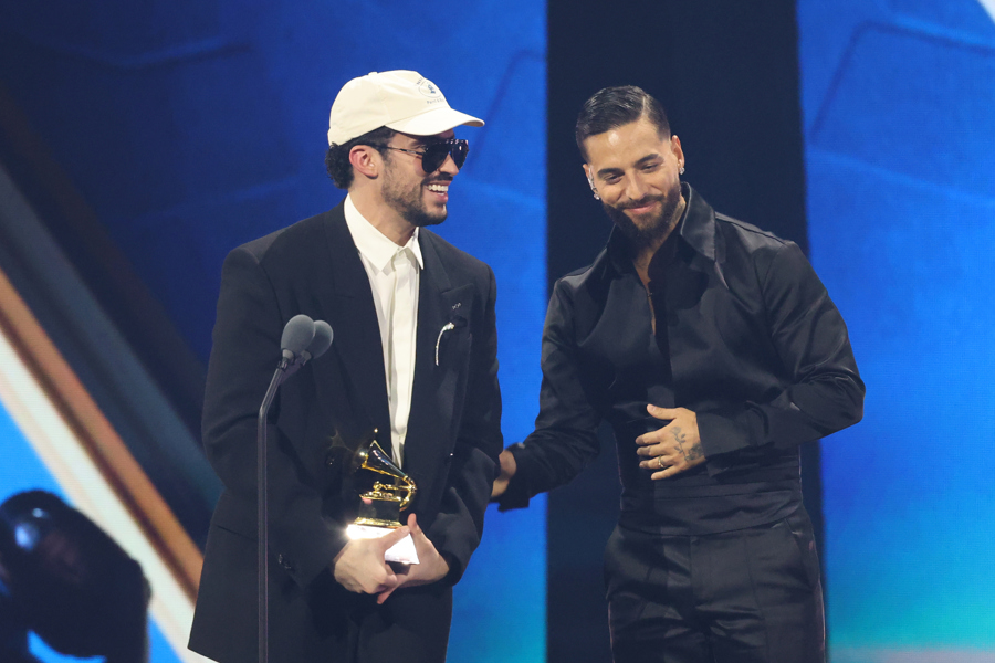 Colombian singer Maluna (R) presents a Latin Grammy to Puerto Rican singer Bad Bunny in Las Vegas, United States, 13 November 2025. EFE/EPA/Octavio Guzman