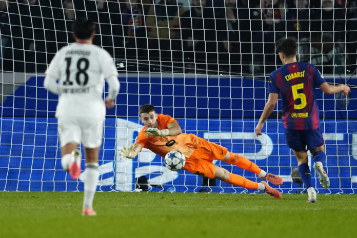 Barcelona survives for round of 8, Atletico ties PSV Eindhoven FC Barcelona goalkeeper Joan García saves the ball during the Champions League regular season match between FC Barcelona and Eintracht Frankfurt at Camp Nou stadium in Barcelona on Tuesday, December 9, 2025. EFE / Alejandro García.