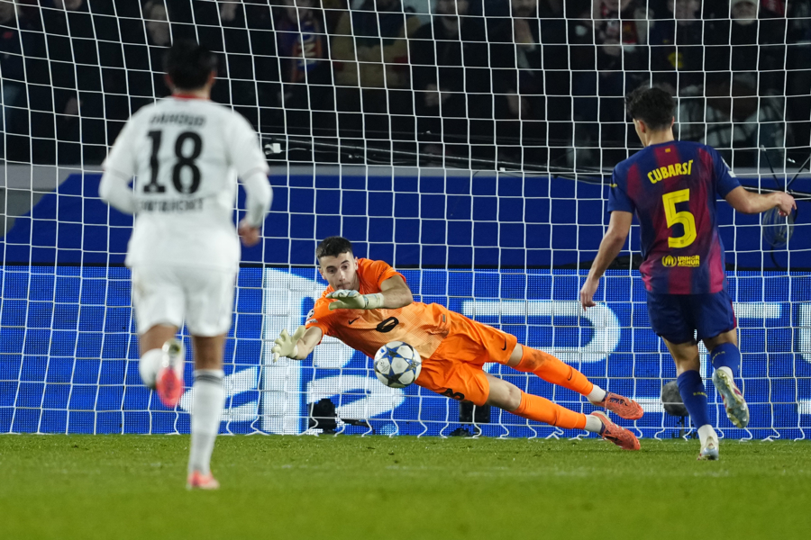 FC Barcelona goalkeeper Joan García saves the ball during the Champions League regular season match between FC Barcelona and Eintracht Frankfurt at Camp Nou stadium in Barcelona on Tuesday, December 9, 2025. EFE / Alejandro García.