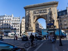 (FILE) Traffic in front of the Porte Saint-Denis in Paris, France, 19 March 2025. EFE/EPA/CHRISTOPHE PETIT TESSON