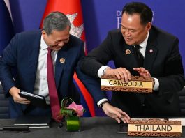 (FILE) Thailand's Prime Minister Anutin Charnvirakul (R) and Cambodia's Prime Minister Hun Manet (L) change their seats during the ceremonial signing of a short-lived ceasefire agreement between Thailand and Cambodia on the sidelines of the 47th Association of Southeast Asian Nations (ASEAN) Summit in Kuala Lumpur, Malaysia, 26 October 2025. EFE/EPA/MOHD RASFAN / POOL
