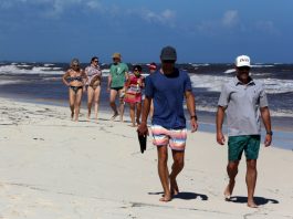 People walk along the beach in Tulum, Mexico. Dec. 2, 2025. EFE/Alonso Cupul