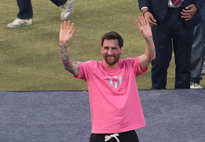 Fans pay over $11,000 for photo, handshake with Messi in India