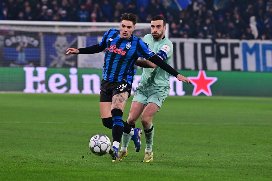 Atalanta's Nicola Zalewski (L) and Athletic Club's Inigo Lekue in action during the UEFA Champions League soccer match between Atalanta BC and Athletic Club Bilbao at the Bergamo Stadium in Bergamo, Italy, Jan 21, 2026. EFE/EPA/MICHELE MARAVIGLIA