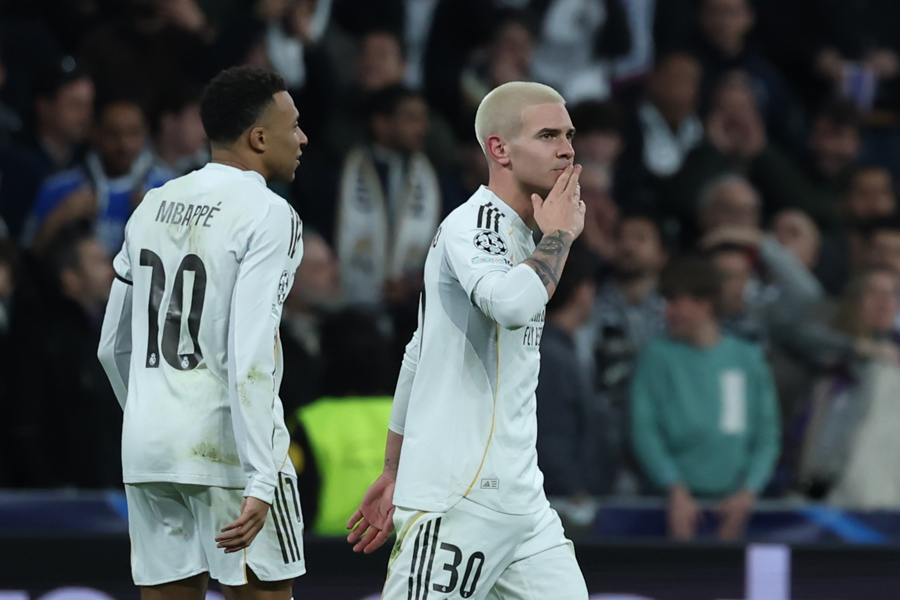 Real Madrid's Argentine forward Franco Mastantuono celebrates his goal, the third for the Spanish team, during the first-round Champions League match between Real Madrid and AS Monaco at the Santiago Bernabéu stadium in Madrid. EFE/Kiko Huesca