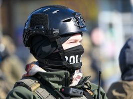 (FILE) A federal officer in Minneapolis, Minnesota, US, Jan 24, 2026. EFE/EPA/CRAIG LASSIG