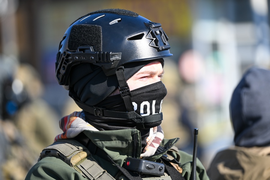 (FILE) A federal officer in Minneapolis, Minnesota, US, Jan 24, 2026. EFE/EPA/CRAIG LASSIG
