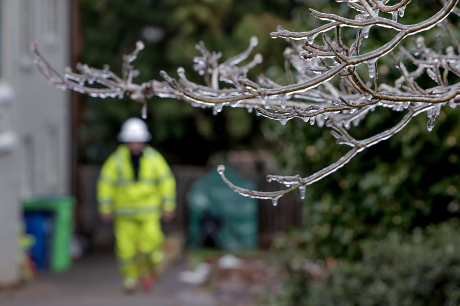 A Georgia Power lineman checks on a possible power outage as a winter storm moves through the metro Atlanta city of Avondale Estates, Georgia, USA, 25 January 2026. EFE/EPA/ERIK S. LESSER