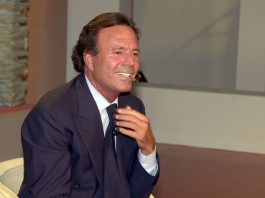 (FILE). Singer Julio Iglesias during the program "Sabor a ti." Sep. 17, 2001. EFE/Paco Torrente/sm
