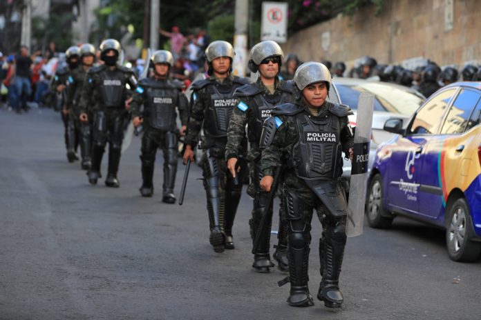 Explosive device thrown at opposition member of Honduran Parliament Members of the Honduran Army stand guard in front of the National Congress during a special session on Thursday in Tegucigalpa, Honduras, Jan. 8, 2026. EFE/Gustavo Amador