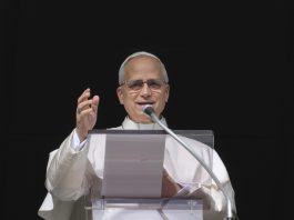 A handout picture provided by the Vatican Media shows Pope Leo XIV delivering a speech to pilgrims from the window of the apostolic palace overlooking Saint Peter's square during his Sunday Angelus prayer in Vatican City, 04 January 2026. EFE-EPA/VATICAN MEDIA HANDOUT