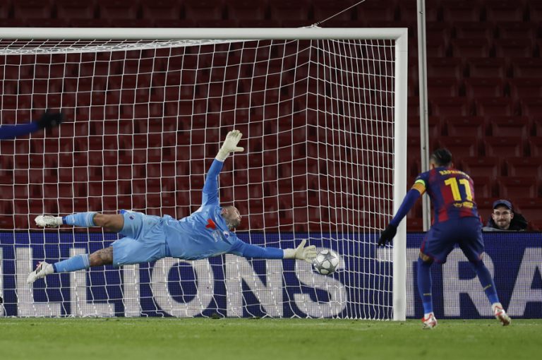 FC Barcelona's Brazilian forward Raphinha (R) scores the team's third goal during the Champions League soccer match between Barcelona and FC Copenhagen, in Camp Nou stadium, Barcelona, Catalonia, Spain,Jan 28, 2026. EFE/ Alberto Estevez