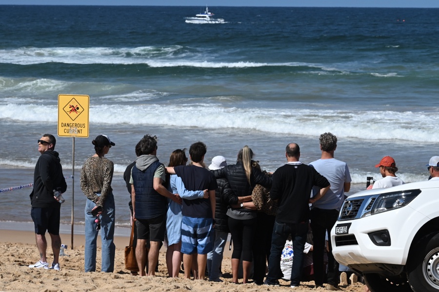 (FILE) Family and friends gather at the scene of a fatal shark attack at Long Reef Beach, Dee Why, Sydney, Australia, 06 September 2025. EFE-EPA/DEAN LEWINS