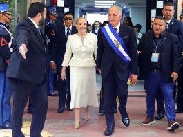 Honduran President 2026-2030 Tegucigalpa (Honduras), 27/01/2026.- The President of Honduras, Nasry 'Tito' Asfura (C-R), and his wife, Lissette del Cid (C-L), leave after his inauguration in Tegucigalpa, Honduras, 27 January 2026. EFE/EPA/GUSTAVO AMADOR