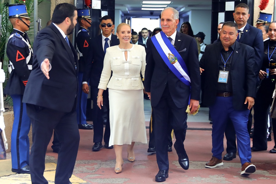 Tegucigalpa (Honduras), 27/01/2026.- The President of Honduras, Nasry 'Tito' Asfura (C-R), and his wife, Lissette del Cid (C-L), leave after his inauguration in Tegucigalpa, Honduras, 27 January 2026. EFE/EPA/GUSTAVO AMADOR