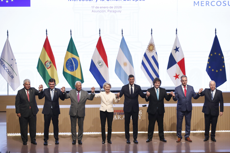 From left to right, the President of Panama, Raúl Mulino, the President of Bolivia, Rodrigo Paz, the President of the European Council, António Costa, the President of the European Commission, Ursula von der Leyen, the President of Paraguay, Santiago Peña, the President of Argentina, Javier Milei, the President of Uruguay, Yamandú Orsi, and the Minister of Foreign Affairs of Brazil, Mauro Vieira, pose during the signing of the free trade agreement between the European Union (EU) and the Mercosur countries this Saturday in Asunción, Paraguay. EE/ Juan Pablo Pino