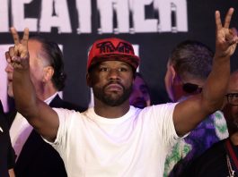 Floyd’s Comeback! (FILE) Floyd Mayweather posing for a photo in Mexico City, Mexico. EFE/ José Méndez