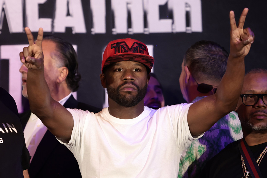 (FILE) Floyd Mayweather posing for a photo in Mexico City, Mexico. EFE/ José Méndez