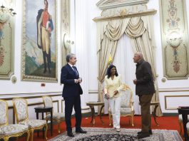 Photograph provided by Miraflores Palace showing acting president Delcy Rodríguez (center) speaking alongside former Spanish Prime Minister José Luis Rodríguez Zapatero (left) and the president of the Venezuelan National Assembly, Jorge Rodríguez, this Friday during a meeting at the headquarters of the Chavista government in Caracas, Venezuela. EFE/Marcelo Garcia/Miraflores Palace