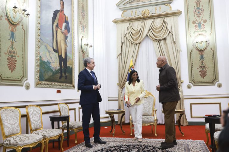 Photograph provided by Miraflores Palace showing acting president Delcy Rodríguez (center) speaking alongside former Spanish Prime Minister José Luis Rodríguez Zapatero (left) and the president of the Venezuelan National Assembly, Jorge Rodríguez, this Friday during a meeting at the headquarters of the Chavista government in Caracas, Venezuela. EFE/Marcelo Garcia/Miraflores Palace