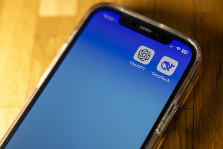 File image of a mobile phone with the American AI app, ChatGPT, and the Chinese AI app, DeepSeek. EFE/EPA/SALVATORE DI NOLFI